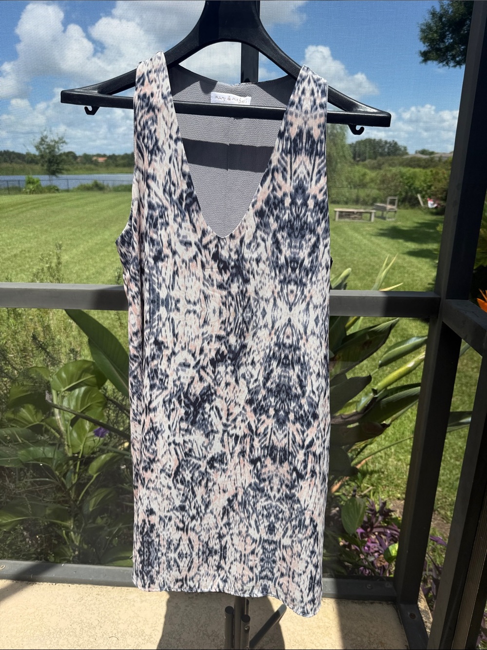 Mary & Mabel V-Neck Sleeveless Mini Dress in Navy and Light Pink